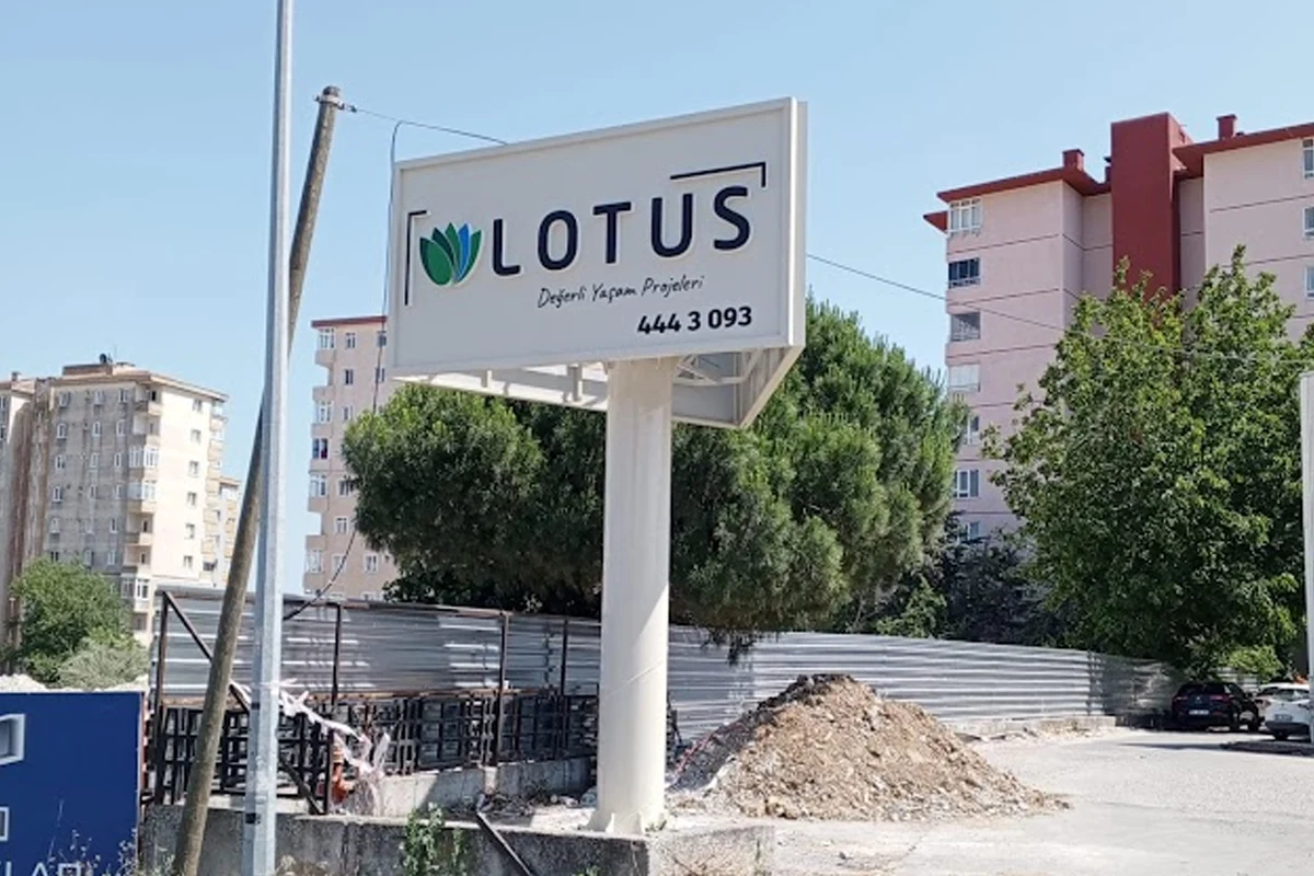 Lotus İnşaat üç yönlü totem tabela montajı
